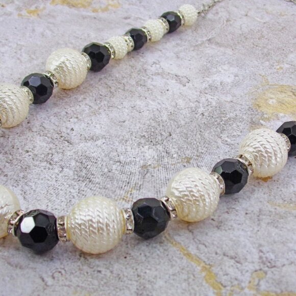 Black and white bead necklace with white textured pearl beads, black glass beads - Picture 4 of 9